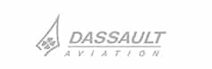 Logo Dassault Aviation : Symbole Hélice et Texte Logo gris clair de Dassault Aviation avec un symbole d'hélice à quatre pales stylisée à gauche.