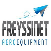 Freyssinet Aeroequipment : Logo Avion Papier Logo Freyssinet Aeroequipment : avion en papier bleu volant avec une ligne ondulée, texte en gris foncé et bleu clair.