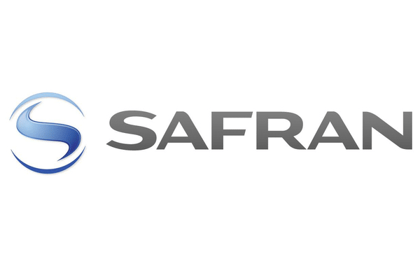 Logo Safran : Aéronautique et Espace Officiel Logo de Safran : un symbole bleu en forme de S stylisé dans un cercle, à côté du mot SAFRAN en lettres majuscules grises.
