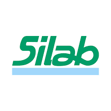 Logo Silab : Cosmétiques naturels et ingrédients actifs Logo Silab en vert avec la mention "Silab" posée sur un trait horizontal bleu clair sur fond blanc.