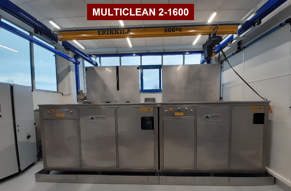 Machine de nettoyage industriel MULTICLEAN 2-1600 en acier inoxydable, sous une potence ERIKKILA 500kg.
